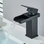 Rubinetto nero opaco per lavandino con getto a cascata RB180