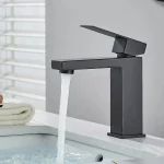 Rubinetto moderno per lavabo dalla forma squadrata colore nero opaco RB181