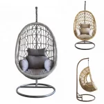 Dondolo modello "Fabiola" disponibile nei colori grigio o naturale con cuscini e struttura in metallo e vimini