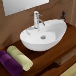 Lavandino d'appoggio dalla forma ovale realizzato in ceramica bianco lucida da 59x39 cm LV70