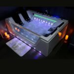Vasca da bagno per 4 persone da 180x120 cm 50 idrogetti con cascata intagliata Led doppia pompa e bluetooth VA164