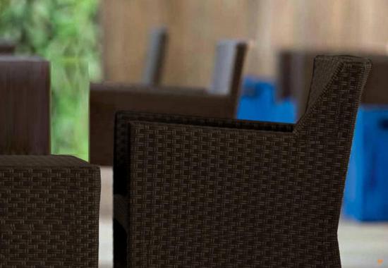 Arredo_Stefy_disponibile_marrone_in_polyrattan_seduta__1598272961_495 Arredo da giardino Stefy composto da tavolo e poltroncine in rattan disponibile in 2 colori