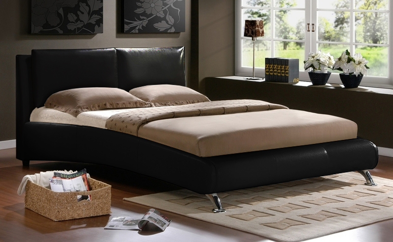 Letto matrimoniale modello Silene 227x174 bianco o nero rivestimento ecopelle piedi in acciaio