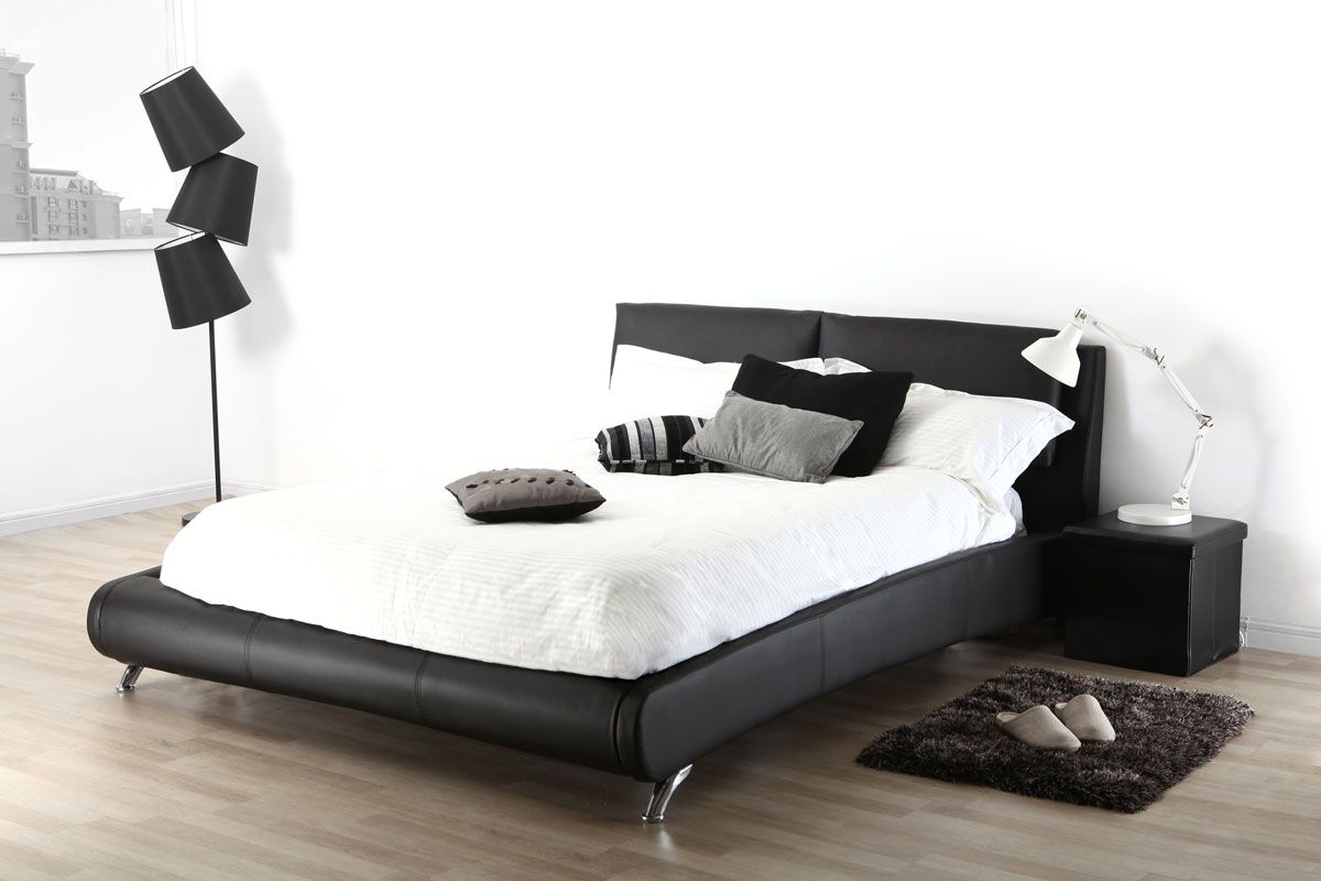 Letto matrimoniale modello Silene 227x174 bianco o nero rivestimento ecopelle piedi in acciaio