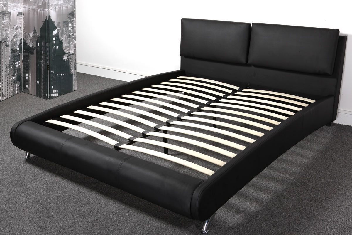 Letto matrimoniale modello Silene 227x174 bianco o nero rivestimento ecopelle piedi in acciaio