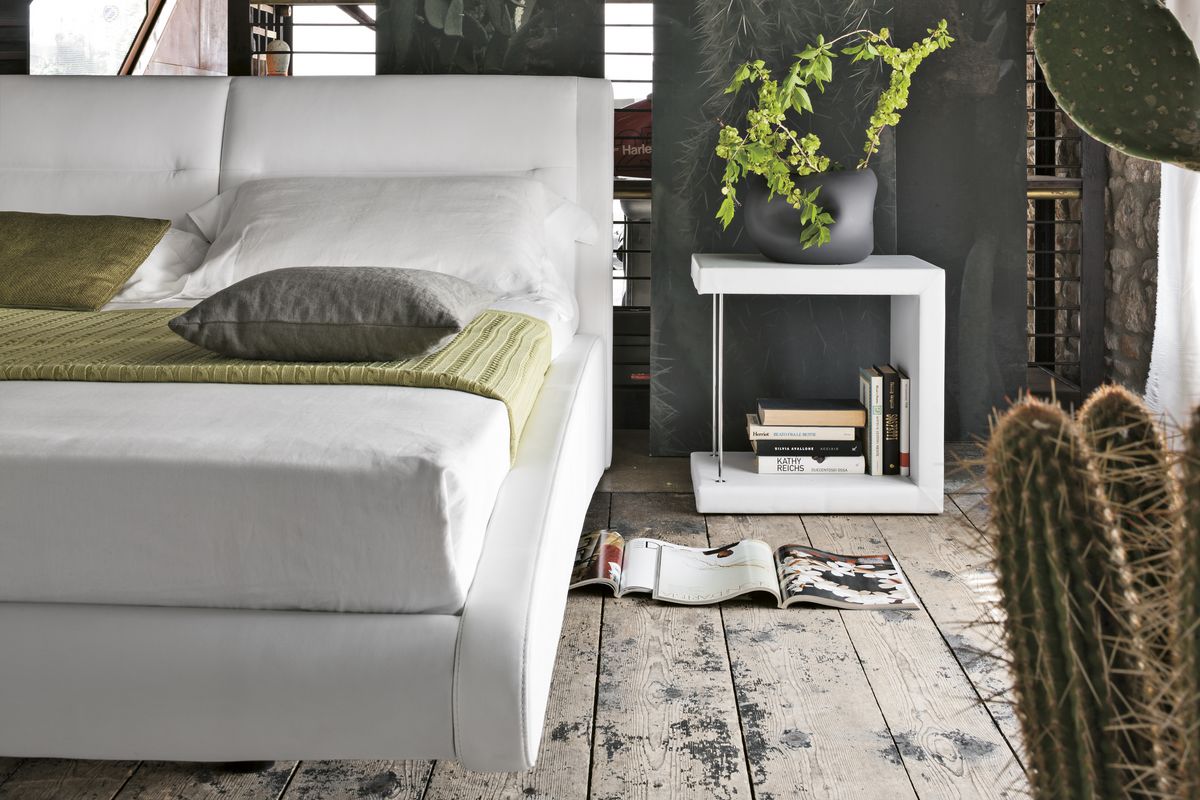 Letto matrimoniale modello Silene 227x174 bianco o nero rivestimento  ecopelle piedi in acciaio