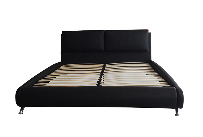 Letto matrimoniale modello Silene 227x174 bianco o nero rivestimento ecopelle piedi in acciaio