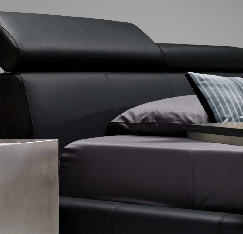 Letto matrimoniale modello London 220x167 ecopelle bianco o nero con vano contenitore