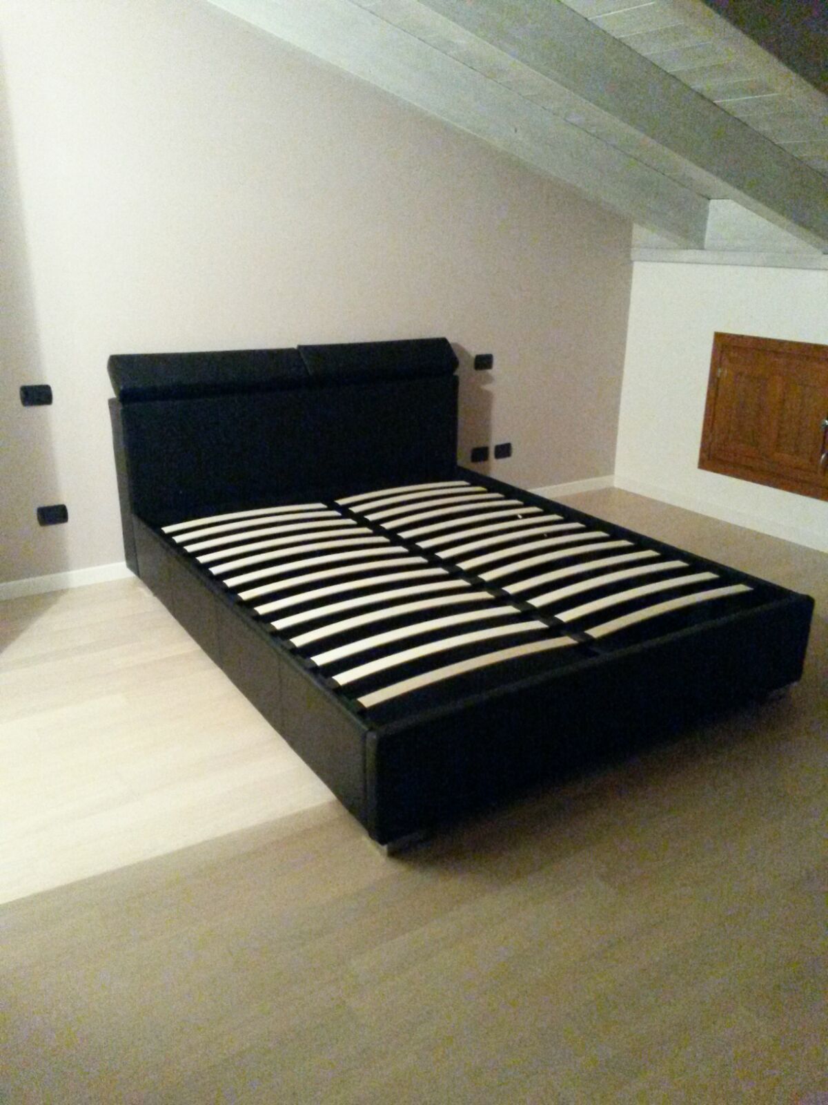 Letto matrimoniale modello London 220x167 ecopelle bianco o nero con vano contenitore