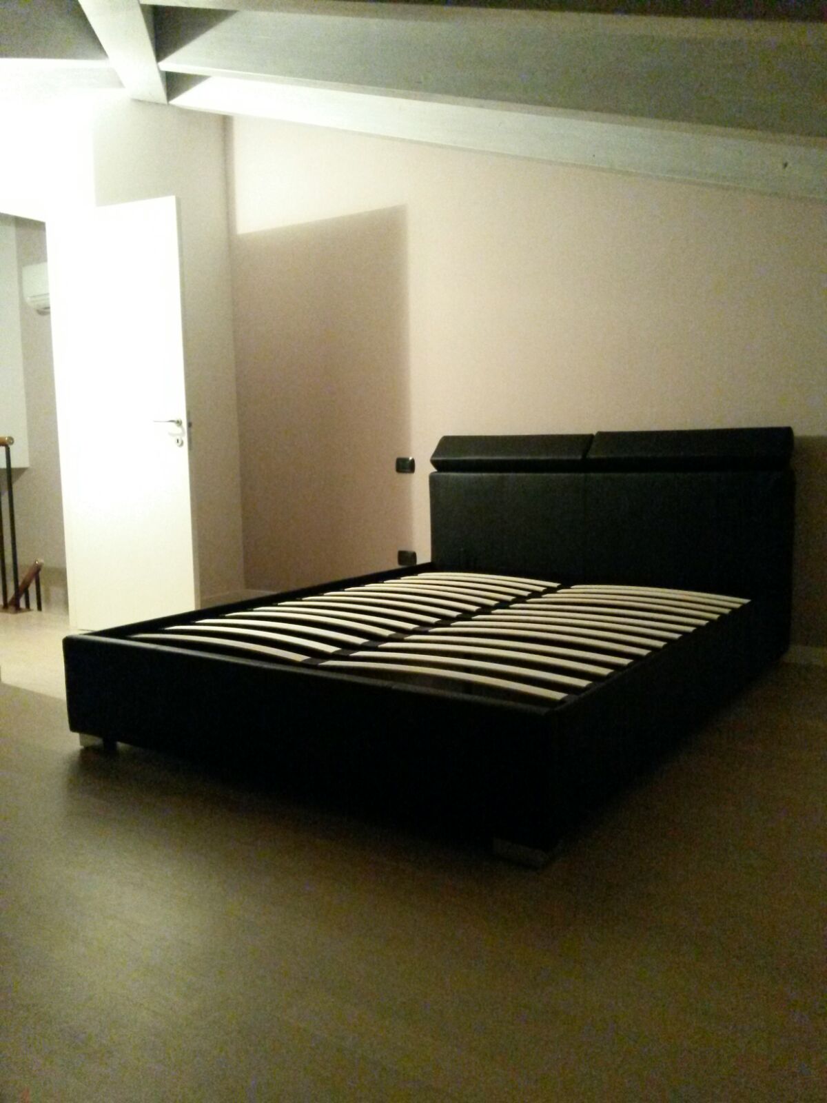 Letto matrimoniale modello London 220x167 ecopelle bianco o nero con vano contenitore