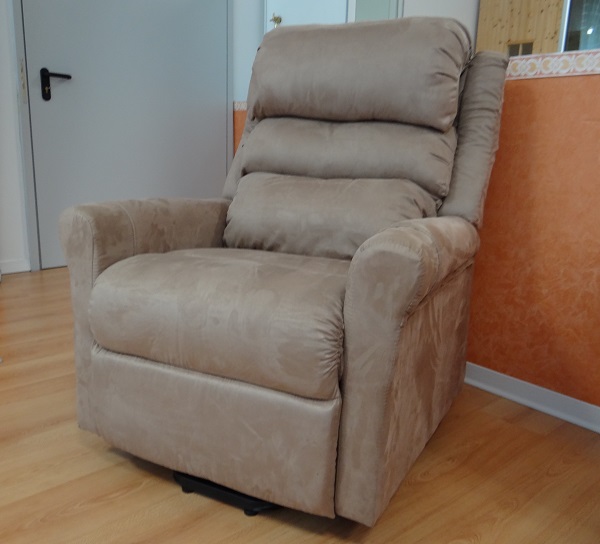 Poltrona modello Arianna reclinabile in ecopelle o microfibra con due motori dotata di dispositivo medico