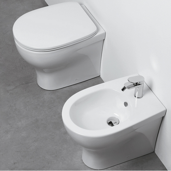 Wc e bidet a terra in ceramica copriwater incluso e con scarico traslato modello Amos