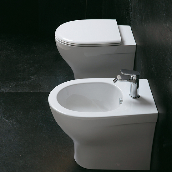 Wc e bidet a terra in ceramica copriwater incluso e con scarico traslato modello Amos