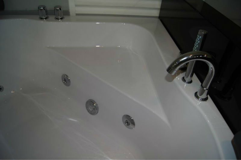 vasca-idromassaggio8-130x130_dettaglio_angolare Vasca Idromassaggio 130x130 due posti 8 getti con rubinetteria in Offerta VA12