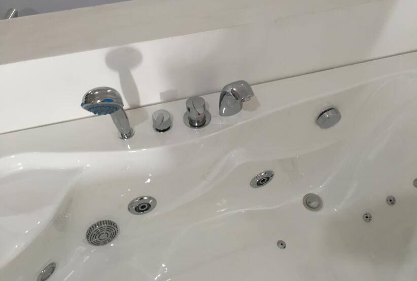 vasca_da_bagno_170x115_full_optional_va83_7641__1623999580_951 Whirlpool bathtub 170x115 cm with 15 jets and radio VA105